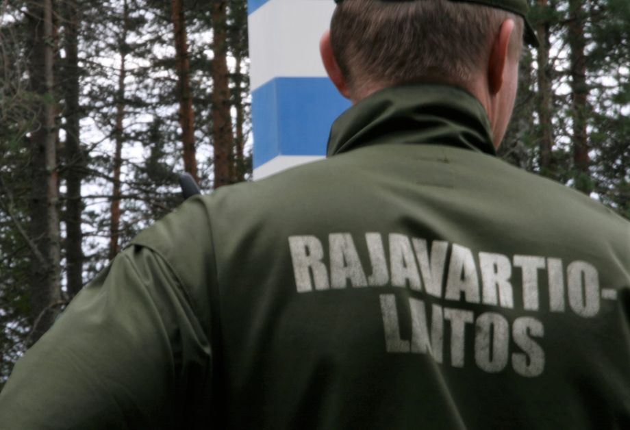 Rajavartija Näytti Tietokoneeltaan Siviilille Virkasalaisuuksia