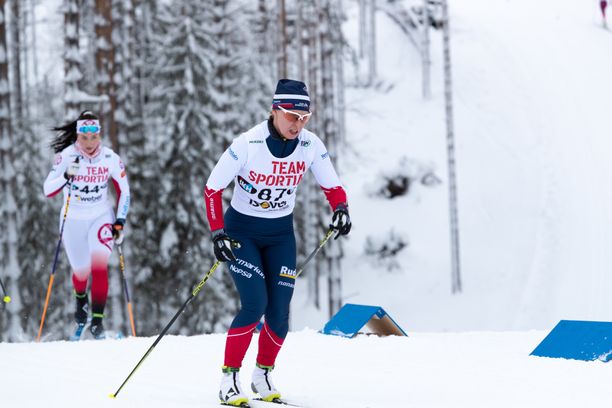 Kati Venäläinen pesi kymmeniä nuorempiaan kahdessa startissaan Imatran SM-hiihdoissa.