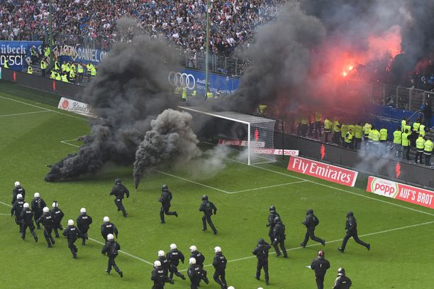 Kuvat: Bundesliiga päättyi silkkaan kaaokseen - perinneseura putosi  historiallisesti, fanien mellakka keskeytti ottelun