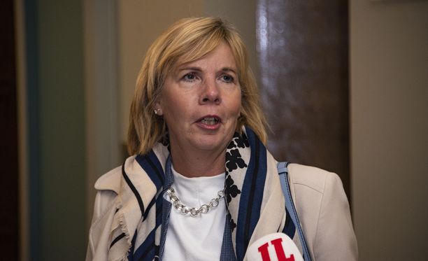 Oikeusministeri Anna-Maja Henriksson (r).