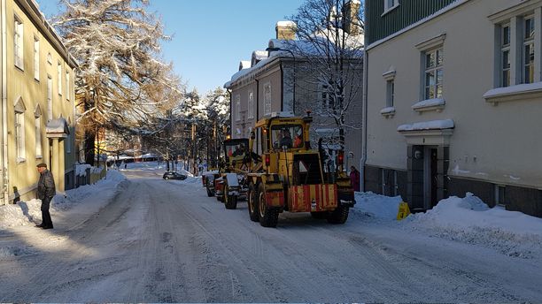 Jokaisen tulee hoitaa oman tonttinsa lumityöt. Arkistokuva Tampereelta.