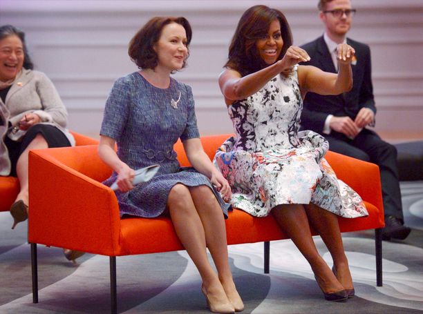 Jenni Haukio istui sinertävässä mekossaan Yhdysvaltain ensimmäisen naisen Michelle Obaman vierellä.
