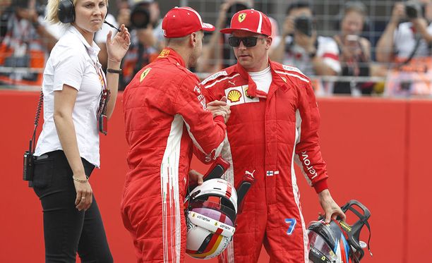 Kimi Räikkönen (oik.) onnitteli Sebastian Vetteliä paalupaikasta.