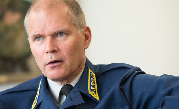 Puolustusvoimain komentaja Jarmo Lindbergin mukaan nykyinen lainsäädäntö ei mahdollista sopimusjärjestelmiä, joissa tietty joukko sitoutetaan olemaan ns. kotivalmiudessa.