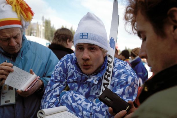 Jari Laukkanen toimittajien haastateltavana Calgaryn olympialaisten 15 kilometrin kisassa. Laukkanen oli 25:s.