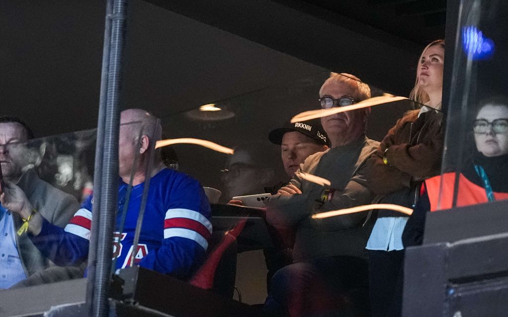 Kimi Räikkönen ilmestyi Leijonien otteluun – Minttu Räikkönen julkaisi hulvattoman kuvan