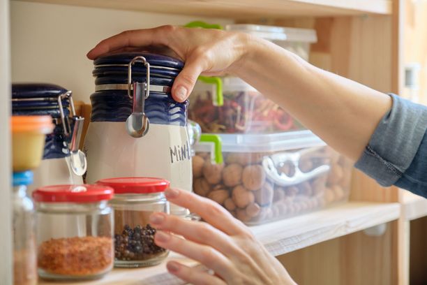 Mitä aineksia keittiön kaapeista tulisi aina löytyä?