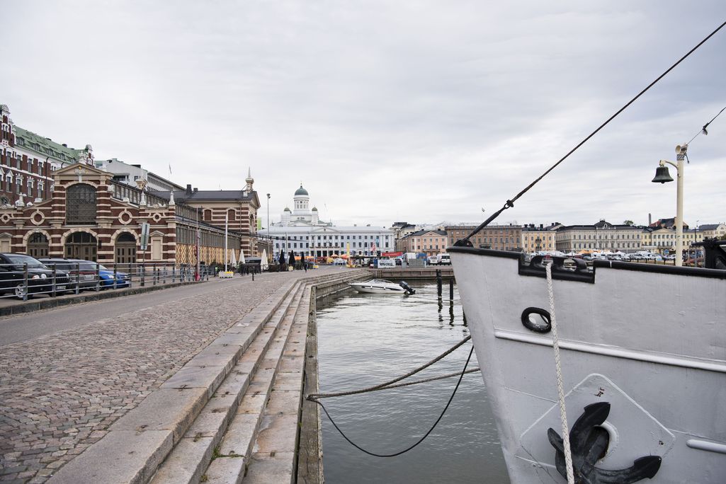 Auto putosi mereen Helsingin Kauppatorilla – poliisi syöksyi veteen pelastamaan lapsia