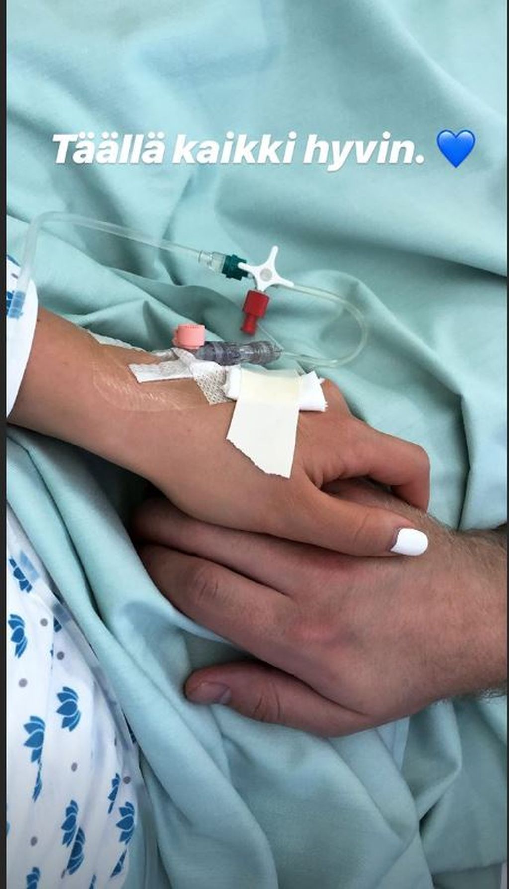 Syöpäleikkauksessa ollut Janni Hussi julkaisi kuvan sairaalasta – Joel rakkaansa tukena: ”Täällä kaikki hyvin”
