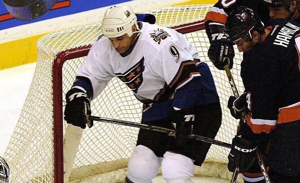Joe Murphyn (vas.) NHL-ura päättyi Washington Capitalsin paidassa.