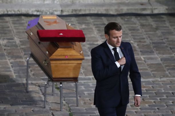 Ranskan presidentti Emmanuel Macron surmatun Samuel Patyn muistotilaisuudessa keskiviikkona.
