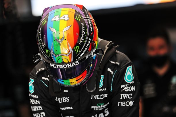 Lewis Hamilton ajaa erikoisväritteisellä kypärällä.