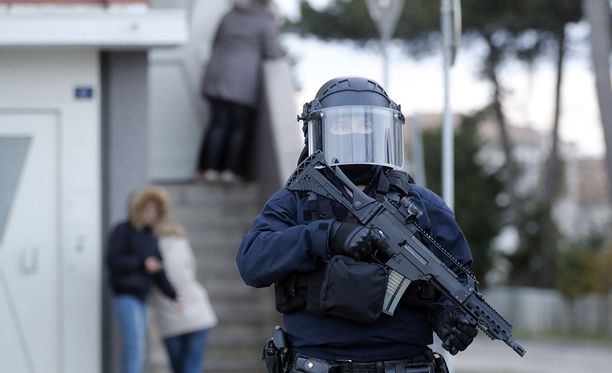 Hyökkääjä surmasi kolme ihmistä Etelä-Ranskassa perjantaina.
