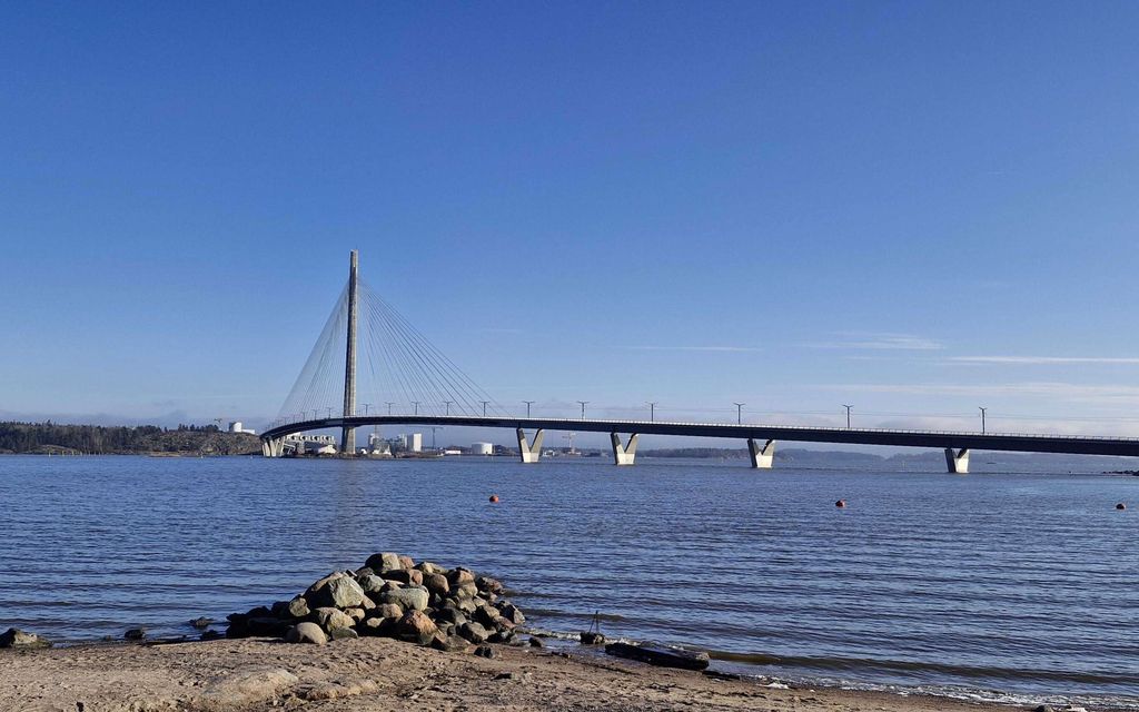 Mies kuoli Suomen pisimmän sillan työmaalla – Kolmea syytetään karmeasta vene­onnettomuudesta