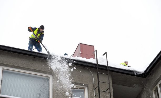 Savossa kiinteistönomistajia on kehotettu pudottelemaan lumia katolta. Kuvituskuva.