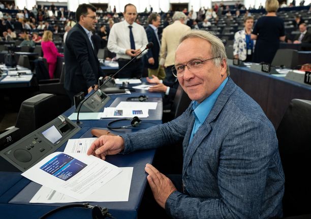 Teuvo Hakkarainen keskittyy nyt täysillä EU-hommiin. Lisäksi hän on kuntavaaliehdokkaana.