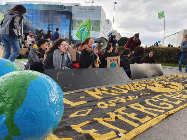 Aktivistit haluavat ilmasto-oikeutta, eli kaikkia ihmisiä ja alueita oikeudenmukaisesti kohtelevia päätöksiä.