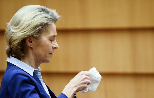 Euroopan komission puheenjohtaja Ursula von der Leyen myöntää, että EU on tehnyt virheitä.