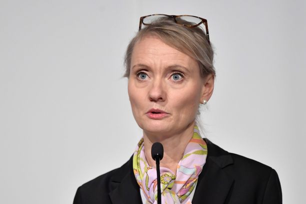 Osastojohtaja Ruotsin kansanterveyslaitoksella Karin Tegmark Wisell puhui tiedotustilaisuudessa torstaina. 