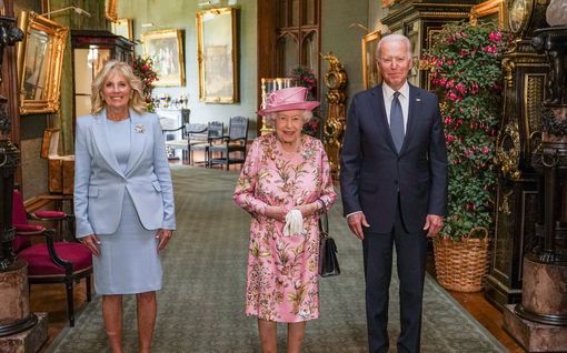 Joe Biden kävi kuningatar Elisabetin luona teellä: ”Hän muistuttaa äitiäni”