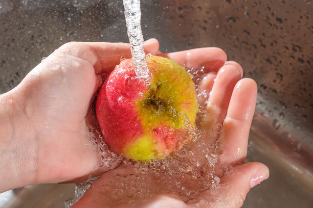 Omenoita ei tarvitse kuoria, mutta peseminen kyllä kannattaa ehdottomasti.