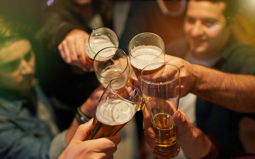 Joka kolmas meistä on alkoholin riskikäyttäjä – Nämä yllättävät merkit paljastavat, kuulutko joukkoon