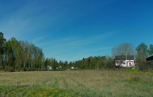 Vaaleanpunaiseksi maalattu talo sijaitsee näkyvällä paikalla Vesilahden Kirkonkylässä.