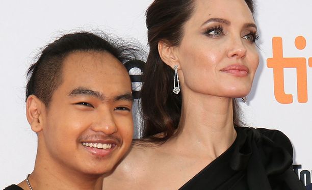 Maddox ja Angelina Jolie punaisella matolla.