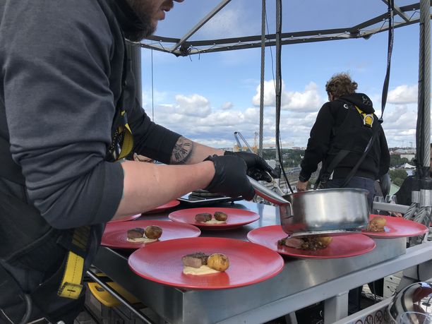Dinner in the Sky: Huippukokin loihtimaa ruokaa Helsingin kattojen yllä