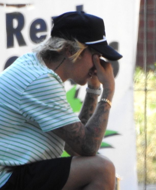 Justin Bieber pyyhki silmiään useaan otteeseen puhelinsoiton aikana.