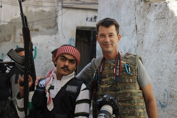 John Cantlie (oik.) poseerasi Syyrian Aleppossa ennen sieppaustaan 2012 Vapaan Syyrian armeijan taistelijan kanssa.