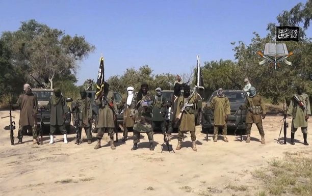 Boko Haramin taistelijoita lokakuussa 2013. Keskellä järjestön johtaja Abubakar Shekau. 