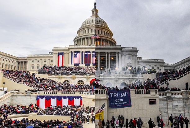 Washingtonin Capitol-kongressirakennus kuvattuna presidentti Donald Trumpin virkaanastujaisissa 20.1.2017 ja keskiviikkona 6.1.2021.