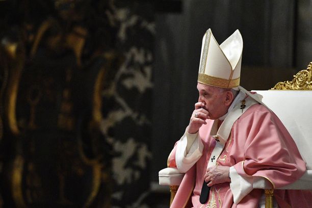 Paavi Fransiscus hyväksyi kirkon lausunnon, joka kieltää sukupuolineutraalien avioliittojen siunaamisen.
