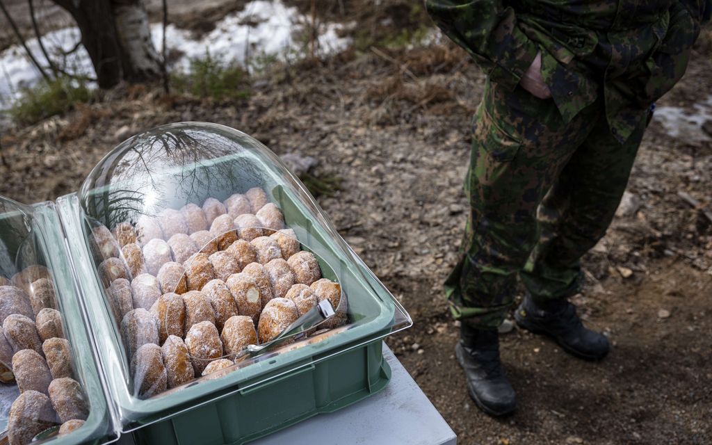 Sotilas­kotiauto suistui ojaan