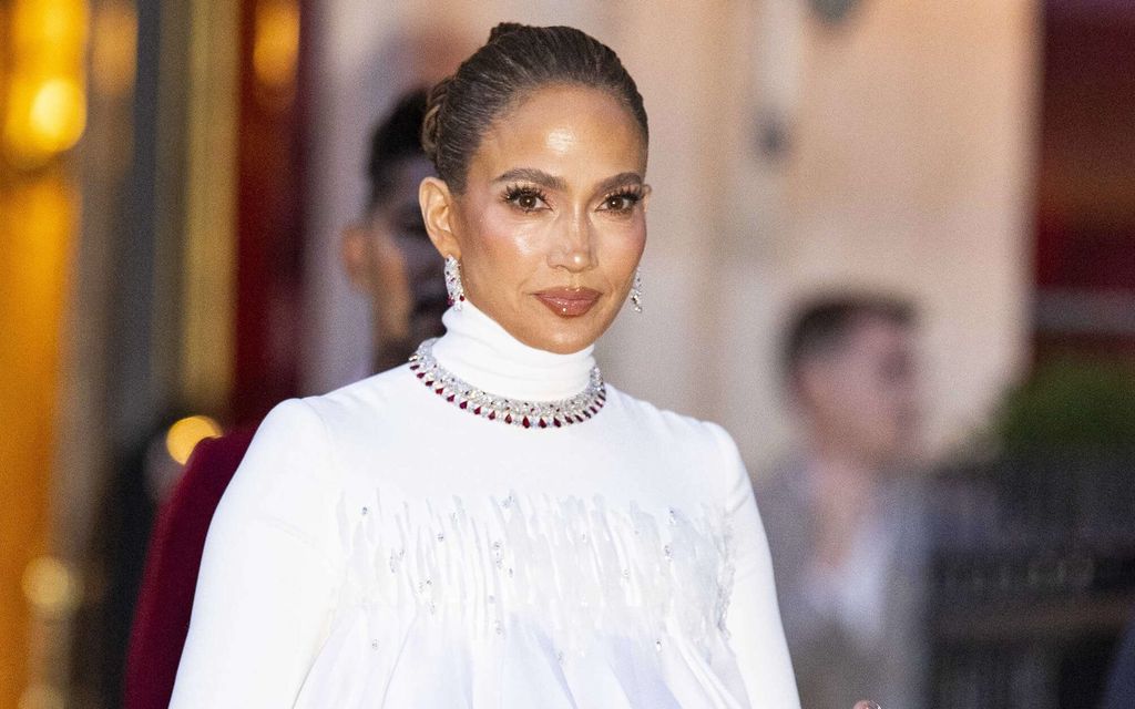 Jennifer Lopez poseerasi valahtaneessa hameessa