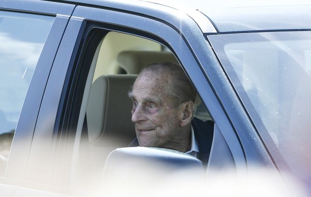 Kapinallinen teräsvaari nähtiin taas auton ratissa. Kuvassa prinssi Philip katselee autosta istuen kuninkaallista hevos-show’ta tammikuussa 2018.