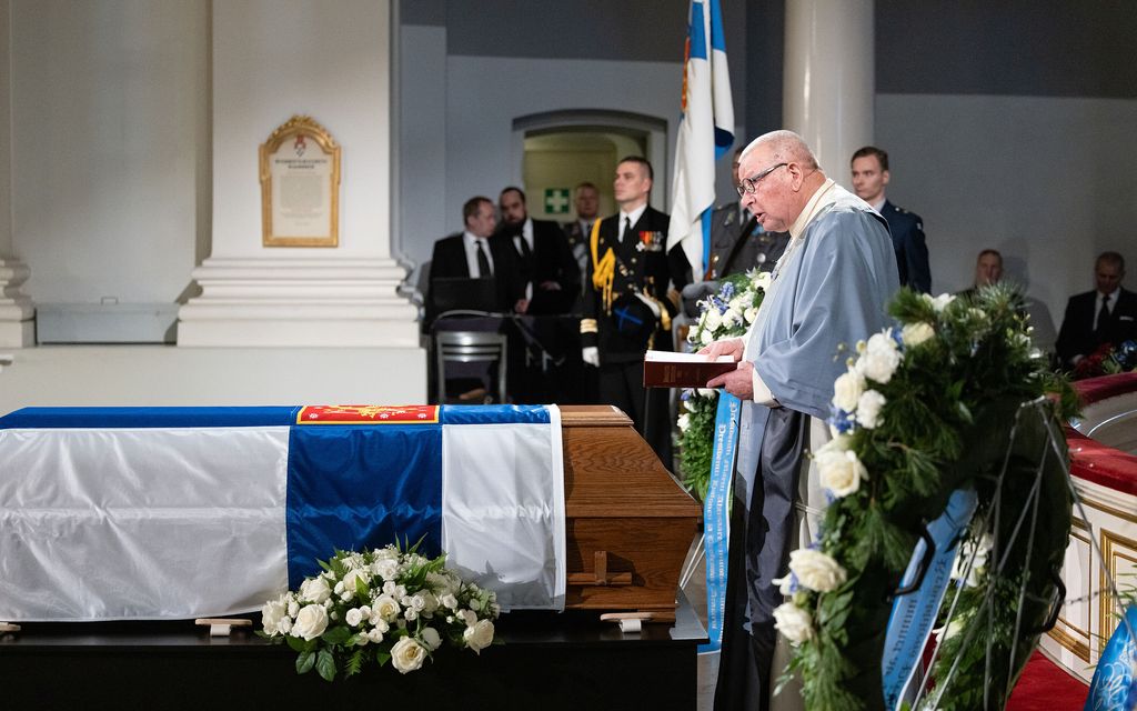 Ahtisaaren hautajais­vieraiden käytös oli ”paheksuttavaa”, sanoo asiantuntija