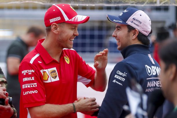 Sergio Pérezin hymy hyytyy, jos Sebastian Vettel työntää hänet Racing Point -pallilta pois. 
