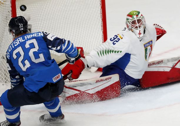 Arttu Ruotsalainen nosti Suomen toisen maalin Italia-ottelussa.