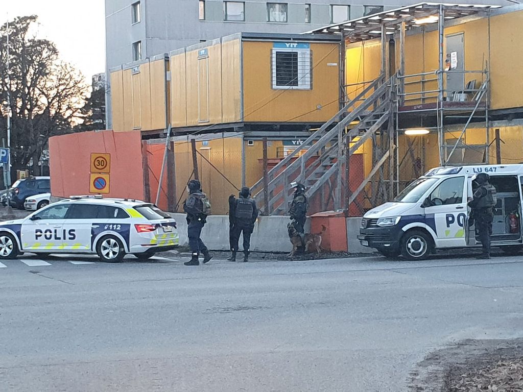 Ilmoitus asemiehestä aiheutti usean partion poliisioperaation Espoossa – kohdehenkilö otettu kiinni
