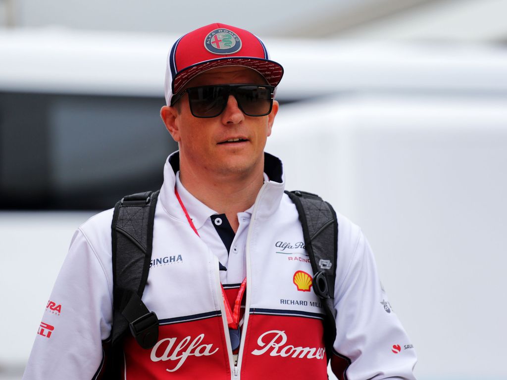 Mitähän F1-talli on tästä mieltä? Kimi Räikkönen julkaisi hauskan kiipeilyvideon uima-altaalta: 