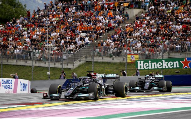 Lewis Hamiltonin auto otti osumaa Red Bull Ringin kurvissa.