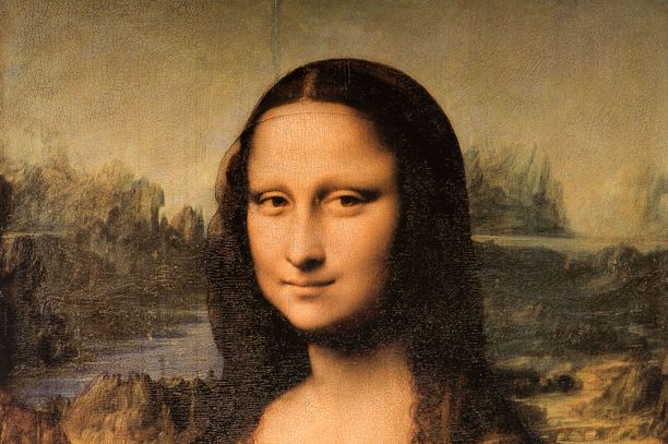 Maailman tunnetuin maalaus Mona Lisa on yllättävän pienikokoinen, vain 53 senttimetriä leveä ja 77 senttimetriä korkea. Louvren vierailijat ovat närkästyneet, koska maalauksen nähdäkseen joutuu jonottamaan kauan, mutta museohenkilökunta ei anna katsoa sitä kuin hetken. Osakuva maalauksesta.