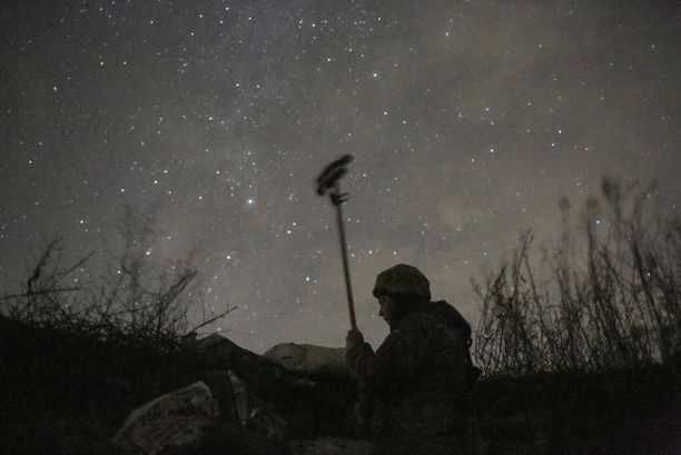 Ukrainalaissotilas lähellä etulinjaa Svetlodarskissa, lähellä Venäjän tukemien separatistien hallitsemaa Donetskia. Kuva otettu 2. joulukuuta 2021. 