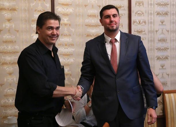 Janus Putkonen (vasemmalla) tapasi viime syyskuussa venäläisen Alexander Ionovin, joka johtaa Venäjän globalisaation vastaista liikettä.