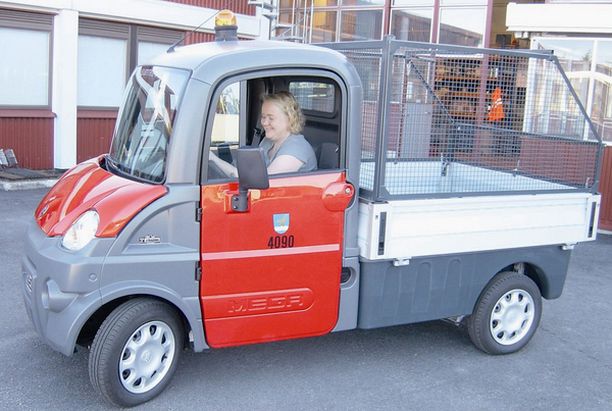 Vantaan kaupungin hankkima ranskalainen sähkökäyttöinen mopoauto on kerännyt yleisön sympatiat liikkuessaan Myyrmäessä.