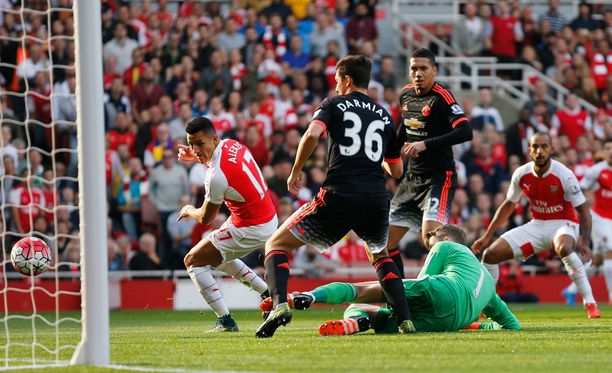Alexis Sánchez löylytti Manchester Unitedin puolustusta.