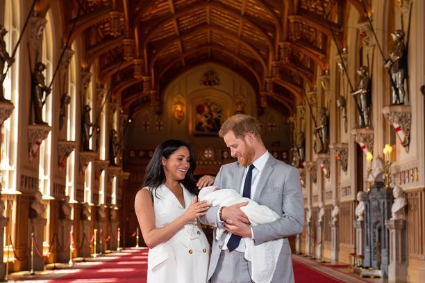 Herttuatar Meghan ja prinssi Harry olivat onnensa kukkuloilla esitellessään Archie-vauvaa.