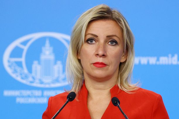 Venäjän ulkoministeriön tiedottaja Marija Zaharova kehottaa ulkomaita pitämään huolen omista asioistaan.